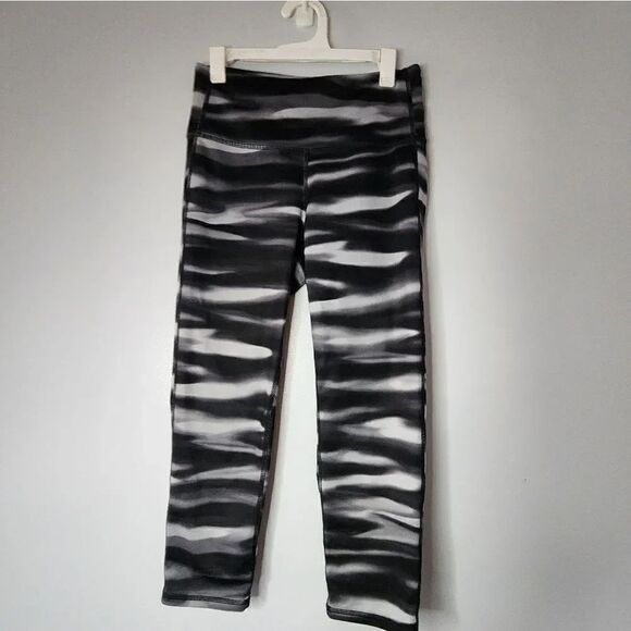 Athleta Pants - Athleta Chaturanga Capri Leggings XS Black White Striped High Rise H2O